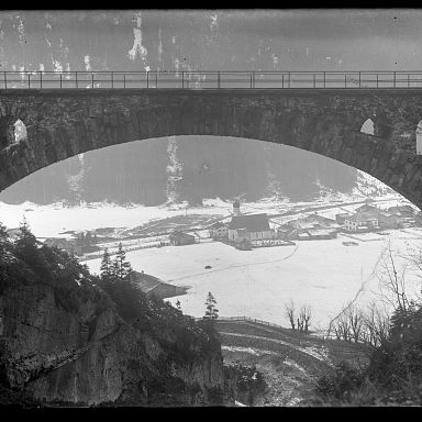 Blick unter dem Brückenportal auf den Ort Klösterle um 1940